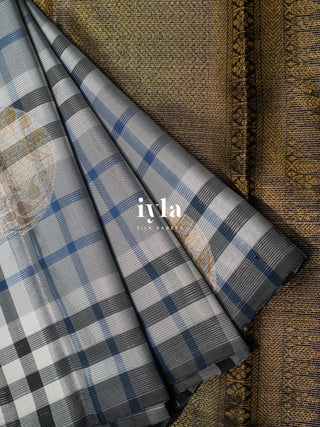 The Burberry Checks Diamond Needle Kanjeevaram