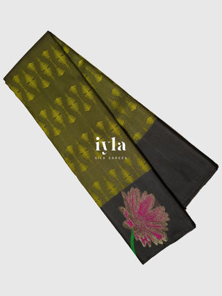 The African Daisy Kaleidoscopic Kanjeevaram in Pure Gold