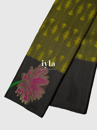 The African Daisy Kaleidoscopic Kanjeevaram in Pure Gold
