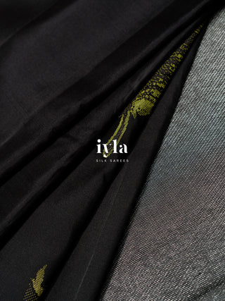 The Quill of Hogwarts Kanjeevaram in Obsidian Black